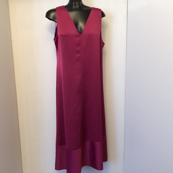 Anne Klein Dresses & Skirts - ANNE KLEIN Claret sleeveless dress . V Neck at front and back .